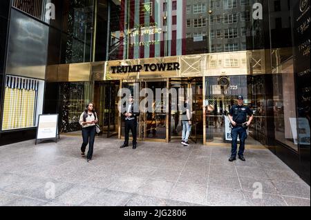 New York, Usa. 06.. Juli 2022. Der Eingang der Fifth Avenue zum Trump Tower in New York City. Kredit: SOPA Images Limited/Alamy Live Nachrichten Stockfoto