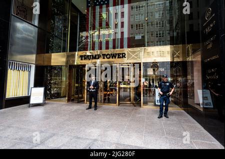 New York, Usa. 06.. Juli 2022. Der Eingang der Fifth Avenue zum Trump Tower in New York City. Kredit: SOPA Images Limited/Alamy Live Nachrichten Stockfoto