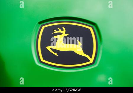 Das John Deere-Logo von Deere & Company ist auf einem landwirtschaftlichen Mähdrescher auf einem Feld in der Region Odesa im Süden der Ukraine zu sehen. Stockfoto