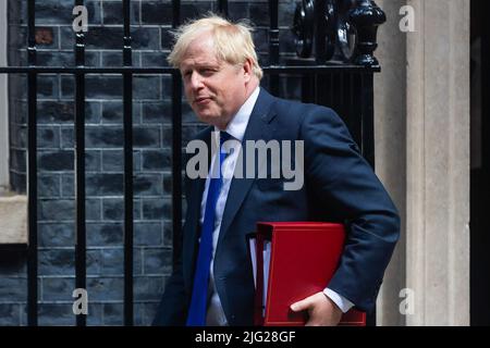 London, Großbritannien. 06.. Juli 2022. Premierminister Boris Johnson verlässt die Downing Street, damit das Parlament an der Fragestunde Ministerís Premierministers und einer Sitzung des Verbindungsausschusses in London teilnehmen kann. Johnson warnte die konservativen Abgeordneten, dass er beabsichtige, bei der Versammlung der Verschwörer in seiner Partei zu bleiben, um angesichts der Wellen von Absagen auf Ministerebene über ein potenzielles neues Vertrauensvotum zu diskutieren. Kredit: SOPA Images Limited/Alamy Live Nachrichten Stockfoto