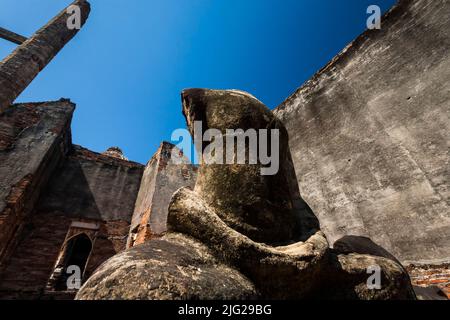 Wat Phra Sri Rattana Mahathat, beschädigte Buddha-Statue, in der Haupthalle, Lopburi (Lop Buri), Thailand, Südostasien, Asien Stockfoto