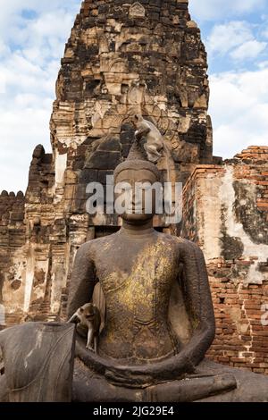 Affentempel, Pra Prang Sam Yod (Yot), lächelnde Buddha-Statue, Chedi (Stupa), Lopburi (Lop Buri), Thailand, Südostasien, Asien Stockfoto