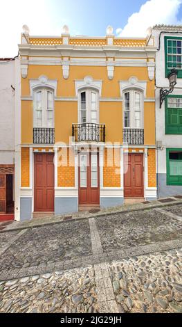 Farbenfrohe Gebäude in den Straßen von Santa Cruz de La Palma. Häuser oder Häuser, die in einem alten Architekturdesign in einer kleinen Stadt oder einem Dorf gebaut wurden. Hell Stockfoto