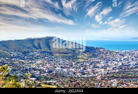 Kopieren Sie den Raum mit dem wolkenblauen Himmel über dem Blick auf eine Küstenstadt vom Signal Hill in Kapstadt Südafrika aus. Landschaftlich reizvolle Panoramalandschaft von Stockfoto