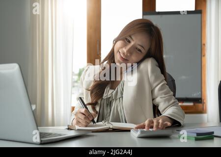 Beschäftigte Wirtschaftsprüferin Frau, die Anruf im Büro und Geschäft beruflicher Hintergrund, Steuern, Buchhaltung, Statistiken und analytische Forschungskonzept Stockfoto
