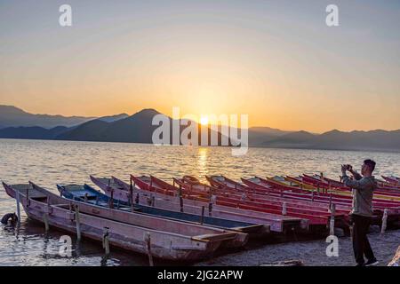 LIJIANG, CHINA - 7. JULI 2022 - Touristen besuchen das Ufer des Lugu Sees in Lijiang, Provinz Yunnan, China, 7. Juli 2022. Lugu Lake, bekannt als die „Perle Stockfoto