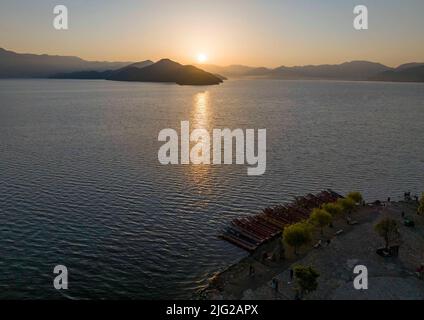 LIJIANG, CHINA - 7. JULI 2022 - Touristen besuchen das Ufer des Lugu Sees in Lijiang, Provinz Yunnan, China, 7. Juli 2022. Lugu Lake, bekannt als die „Perle Stockfoto