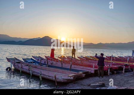 LIJIANG, CHINA - 7. JULI 2022 - Touristen besuchen das Ufer des Lugu Sees in Lijiang, Provinz Yunnan, China, 7. Juli 2022. Lugu Lake, bekannt als die „Perle Stockfoto