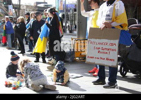 Sydney, Australien. 7.. Juli 2022. Ukrainer und ihre Anhänger protestieren vor dem Hauptsitz von Freelancer.com am Grosvenor Place, 225 George Street, Sydney, da sie noch immer Geschäfte in Russland betreiben und damit den Krieg finanzieren. Kredit: Richard Milnes/Alamy Live Nachrichten Stockfoto