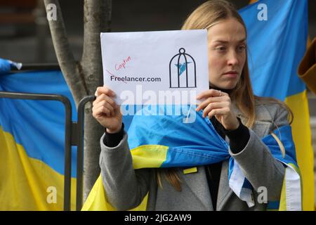 Sydney, Australien. 7.. Juli 2022. Ukrainer und ihre Anhänger protestieren vor dem Hauptsitz von Freelancer.com am Grosvenor Place, 225 George Street, Sydney, da sie noch immer Geschäfte in Russland betreiben und damit den Krieg finanzieren. Kredit: Richard Milnes/Alamy Live Nachrichten Stockfoto