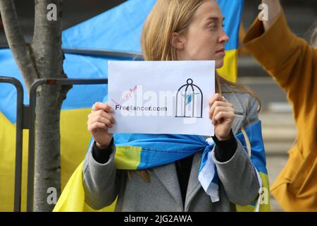 Sydney, Australien. 7.. Juli 2022. Ukrainer und ihre Anhänger protestieren vor dem Hauptsitz von Freelancer.com am Grosvenor Place, 225 George Street, Sydney, da sie noch immer Geschäfte in Russland betreiben und damit den Krieg finanzieren. Kredit: Richard Milnes/Alamy Live Nachrichten Stockfoto