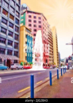 Verschwommene, farbenfrohe Stadtstraße bei Sonnenuntergang. Künstlerisches Konzept einer Stadt mit Autos, die in der Nähe von Bürogebäuden und einem gelben Himmel stehen. Low-Angle-Ansicht von Stockfoto