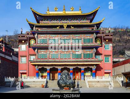 Die große Halle des goldenen Daches ist das zentrale Gebäude des Ta'Er-Klosters in Xining, Qinghai. Stockfoto