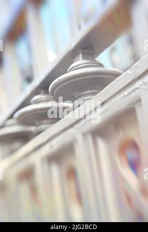 Verwischen Sie den Blick auf einen dekorativen Grenzzaun, ein Sicherheitstor zum Schutz von Eigentum und Haus. Nahaufnahme der Architektur entwarf lackiertes Metallgeländer außen Stockfoto