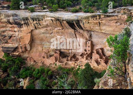 Eine der vielen Klippenwohnungen im Mesa Verde National Park Stockfoto