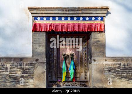 Der Eingang zu einem der Gebäude im Kloster Ta'Er in Xining, Qinghai. Stockfoto