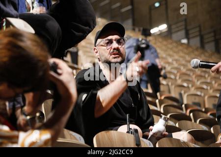 Im Palais des Papes der russische Regisseur und Demokratiegegner des russischen Präsidenten Putin Kirill Serebrennikov während der Generalprobe des Theaterstücks Le Moine noir (der Schwarze Mönch von Anton Tschechow) vor Beginn der Ausgabe 76. des Internationalen Festivals des Avignon-Theaters in Avignon, Südfrankreich am 5. Juli 2022 in Avignon, Frankreich. Foto von Patrick Aventurier/ABACAPRESS.COM Stockfoto