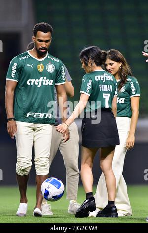 São PAULO, BRASILIEN - 6. JULI: Die Besetzung der Jungen im Fußballfeld nach dem Copa CONMEBOL Libertadores-Spiel zwischen Palmeiras und Cerro Porteño in der Allianz Parque Arena am 6. Juli 2022 in São Paulo, Brasilien. Die Besetzung von „The Boys“ ist in São Paulo, um das mit Spannung erwartete Finale der dritten Staffel zu bewerben, das am 8. Juli ausgestrahlt wird. (Foto von Leandro Bernardes/PxImages) Stockfoto