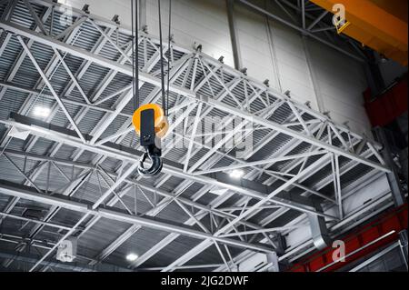 Neue Hakenbaugruppe mit gelber Rolle des beweglichen Krans Stockfoto