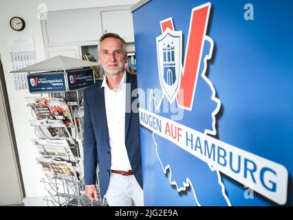 Hamburg, Deutschland. 27.. Juni 2022. Torsten Voß, Leiter des Landesamtes für Verfassungsschutz in Hamburg, bei einer Fotogelegenheit beim Ministerium für Inneres und Sport. (To dpa 'Verfassungsschutz sieht linksextreme Szene im Fluss nach G20') Quelle: Christian Charisius/dpa/Alamy Live News Stockfoto