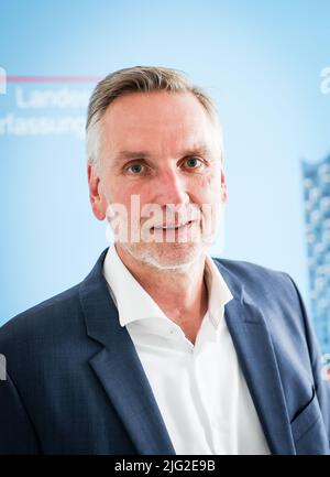 Hamburg, Deutschland. 27.. Juni 2022. Torsten Voß, Leiter des Landesamtes für Verfassungsschutz in Hamburg, bei einer Fotogelegenheit beim Ministerium für Inneres und Sport. (To dpa 'Verfassungsschutz sieht linksextreme Szene im Fluss nach G20') Quelle: Christian Charisius/dpa/Alamy Live News Stockfoto