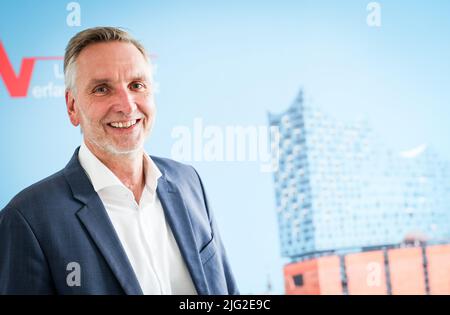 Hamburg, Deutschland. 27.. Juni 2022. Torsten Voß, Leiter des Landesamtes für Verfassungsschutz in Hamburg, bei einer Fotogelegenheit beim Ministerium für Inneres und Sport. (To dpa 'Verfassungsschutz sieht linksextreme Szene im Fluss nach G20') Quelle: Christian Charisius/dpa/Alamy Live News Stockfoto