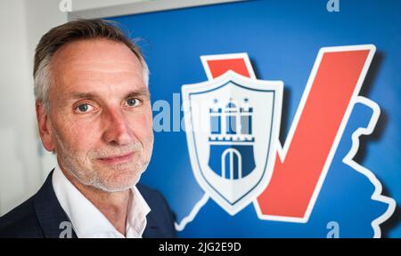 Hamburg, Deutschland. 27.. Juni 2022. Torsten Voß, Leiter des Landesamtes für Verfassungsschutz in Hamburg, bei einer Fotogelegenheit beim Ministerium für Inneres und Sport. (To dpa 'Verfassungsschutz sieht linksextreme Szene im Fluss nach G20') Quelle: Christian Charisius/dpa/Alamy Live News Stockfoto