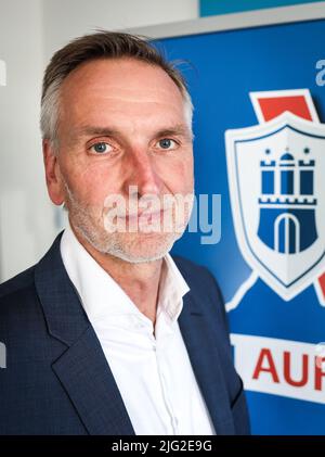 Hamburg, Deutschland. 27.. Juni 2022. Torsten Voß, Leiter des Landesamtes für Verfassungsschutz in Hamburg, bei einer Fotogelegenheit beim Ministerium für Inneres und Sport. (To dpa 'Verfassungsschutz sieht linksextreme Szene im Fluss nach G20') Quelle: Christian Charisius/dpa/Alamy Live News Stockfoto