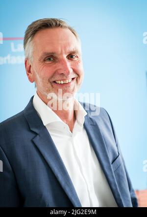 Hamburg, Deutschland. 27.. Juni 2022. Torsten Voß, Leiter des Landesamtes für Verfassungsschutz in Hamburg, bei einer Fotogelegenheit beim Ministerium für Inneres und Sport. (To dpa 'Verfassungsschutz sieht linksextreme Szene im Fluss nach G20') Quelle: Christian Charisius/dpa/Alamy Live News Stockfoto