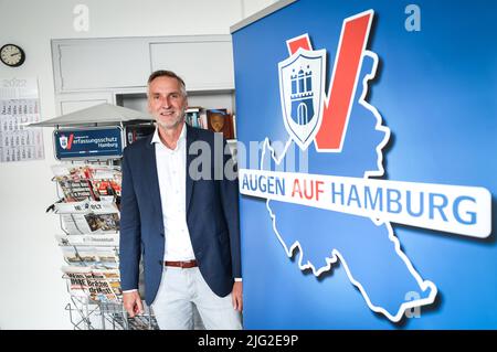 Hamburg, Deutschland. 27.. Juni 2022. Torsten Voß, Leiter des Landesamtes für Verfassungsschutz in Hamburg, bei einer Fotogelegenheit beim Ministerium für Inneres und Sport. (To dpa 'Verfassungsschutz sieht linksextreme Szene im Fluss nach G20') Quelle: Christian Charisius/dpa/Alamy Live News Stockfoto