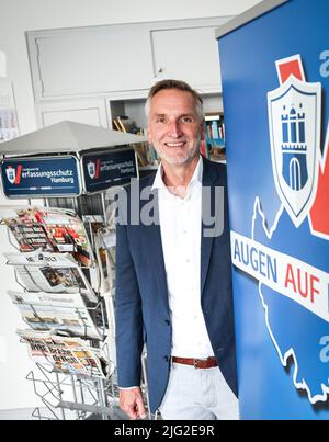 Hamburg, Deutschland. 27.. Juni 2022. Torsten Voß, Leiter des Landesamtes für Verfassungsschutz in Hamburg, bei einer Fotogelegenheit beim Ministerium für Inneres und Sport. (To dpa 'Verfassungsschutz sieht linksextreme Szene im Fluss nach G20') Quelle: Christian Charisius/dpa/Alamy Live News Stockfoto