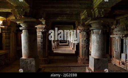 Korridor oder Mandapam verbindet die fünf Schreine, Panchalingeshwara Tempel. Erbaut 1238 n. Chr. unter der Herrschaft des Hoysala-Imperium König Vira Some Stockfoto