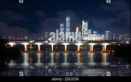 Nachtansicht des Nationalversammlungsgebäudes in Yeouido, Seoul, Südkorea Stockfoto