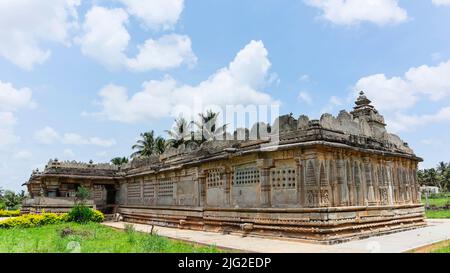 Vorderansicht des Panchalingeshwara-Tempels, der den langen Korridor zeigt, der die fünf Schreine, Govindanahalli, Mandya-Bezirk, Karnataka, Indien, verbindet. Stockfoto