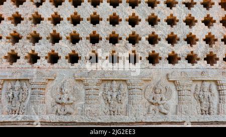 Schnitzereien am Panchalingeshwara Tempel, Govindanahalli, Mandya Bezirk, Karnataka, Indien. Govindanahalli, Mandya District, Karnataka, Indien Stockfoto