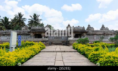 Rückansicht des Panchalingeshwara-Tempels, der den langen Korridor zeigt, der die fünf Schreine, Govindanahalli, Mandya-Bezirk, Karnataka, Indien, verbindet. Govind Stockfoto