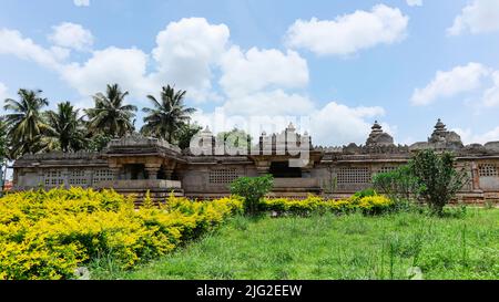 Rückansicht des Panchalingeshwara-Tempels, der den langen Korridor zeigt, der die fünf Schreine, Govindanahalli, Mandya-Bezirk, Karnataka, Indien, verbindet. Govind Stockfoto