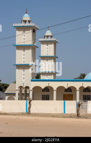 BANJUL, GAMBIA - 8. FEBRUAR 2022 blau-weiße Moschee Stockfoto