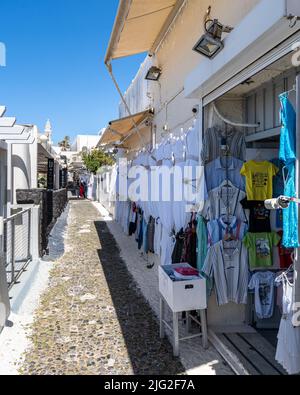 Fira, Santorini, Griechenland, Apr. 2022 - eine Gasse mit typischen Geschäften in Fira, der Hauptstadt der Insel Santorini Stockfoto