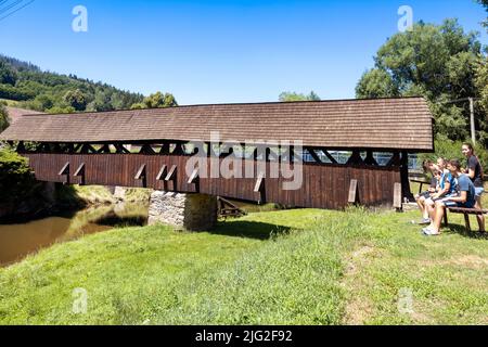 dřevěný krytý Most Černvír U Pernštejna, Morava, Česká republika / historische Holzbrücke, Cernvir, Mährischer Bezirk, Tschechische republik Stockfoto