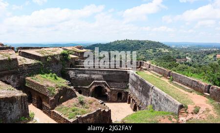 Draufsicht auf die Mauer des Fort Manjarabad, Hassan, Karnataka, Indien. Stockfoto