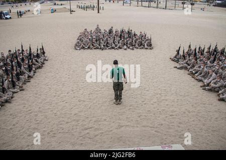 San Diego, Kalifornien, USA. 6.. Juli 2022. U.S. Marine Corps Sgt. Thomas McKnight, ein Ausbilder der Kampfkunst beim Recruit Training Regiment, unterrichtet Rekruten mit Bajonett-Angriffstechniken auf den Marine Corps Recruit Depot San Diego, 6. Juli 2022. Dieses Training lehrt und wendet Techniken des Marinekorps-Kampfkunstprogramms an. Quelle: U.S. Marines/ZUMA Press Wire Service/ZUMAPRESS.com/Alamy Live News Stockfoto