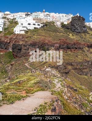 Das Dorf Imerovigli von der Felsvorsprung Skaros aus gesehen, Griechenland Stockfoto