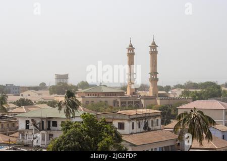 BANJUL, GAMBIA - 10. FEBRUAR 2022 Blick auf die Stadt und die Zentralmoschee von Banjul vom Bogen 22 Stockfoto