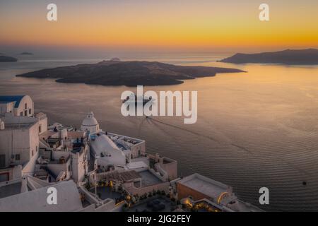 Toller Sonnenuntergang auf Santorini Caldera. Santorini ist ein beliebtes Ziel für Flitterwochen und Kreuzfahrten Stockfoto