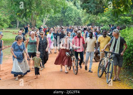 Auroville, Indien – 2.. Juli 2022: 500 aurovillianer gingen zum Banyan-Baum, als Reaktion auf die Bedrohung, der Auroville derzeit ausgesetzt ist, und um die zu unterstützen Stockfoto