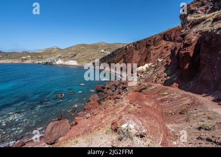 Der Rote Strand von Santorini, einer der berühmtesten Strände der Insel für seine roten vulkanischen Felsen, Griechenland Stockfoto