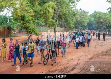 Auroville, Indien – 2.. Juli 2022: 500 aurovillianer gingen zum Banyan-Baum, als Reaktion auf die Bedrohung, der Auroville derzeit ausgesetzt ist, und um die zu unterstützen Stockfoto