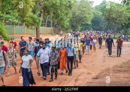 Auroville, Indien – 2.. Juli 2022: 500 aurovillianer gingen zum Banyan-Baum, als Reaktion auf die Bedrohung, der Auroville derzeit ausgesetzt ist, und um die zu unterstützen Stockfoto