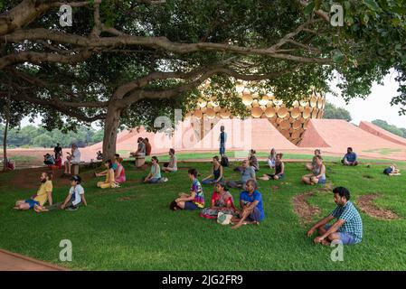 Auroville, Indien – 2.. Juli 2022: 500 aurovillianer gingen zum Banyan-Baum, als Reaktion auf die Bedrohung, der Auroville derzeit ausgesetzt ist, und um die zu unterstützen Stockfoto